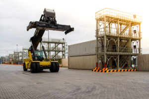 Renta de maquinaria ligera; montacargas en primer plano dentro de una construcción