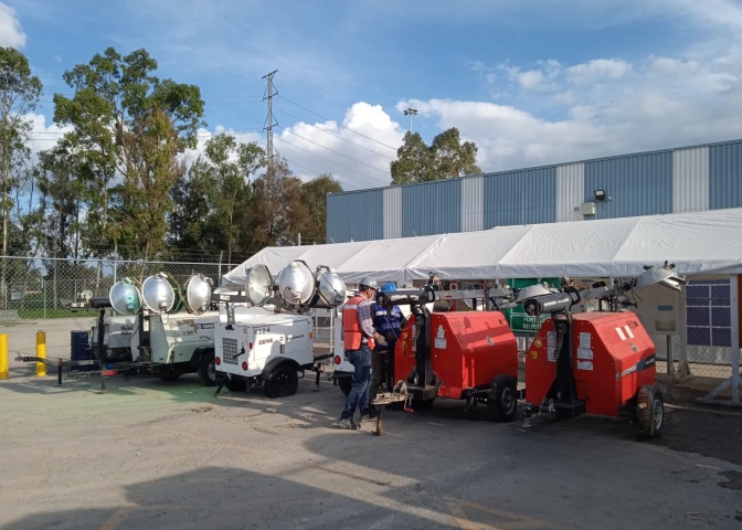 Generador electrico diesel; vista de los tanques de combustible auxiliares en una instalación industrial