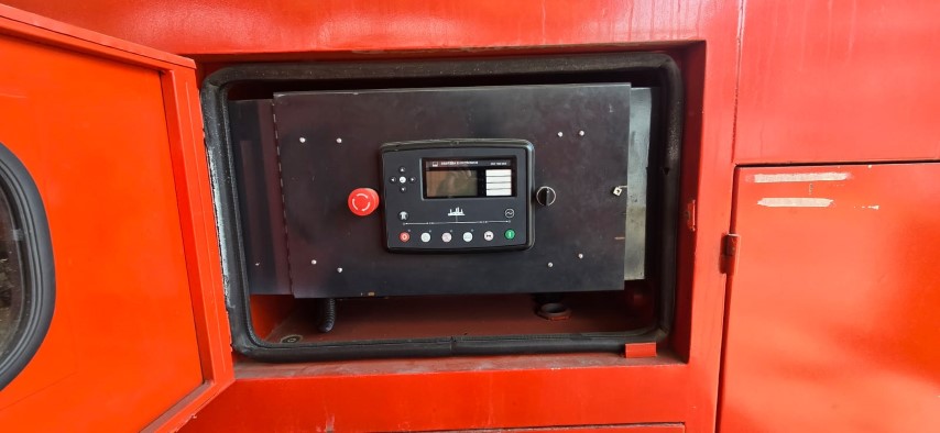 Generador electrico gasolina; detalle del motor industrial de un generador a gasolina